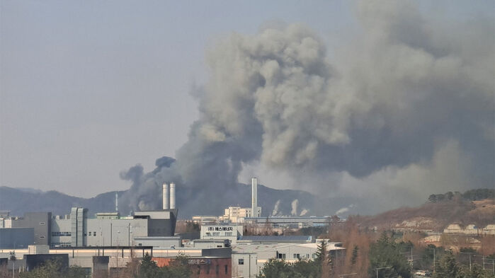 20일 오후 1시 17분께 대전 대덕구 문평동 한 자동차부품 제조 공장에서 불이 났다. 소방 당국은 신고 14분 만에 대응 2단계를 발령해 진화 작업을 벌이고 있다. (사진=연합뉴스)