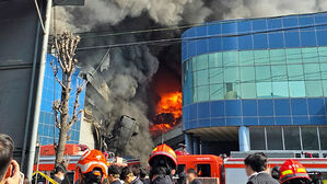 대전 공장 큰불&hellip;50여 명 부상&middot;14명 연락두절