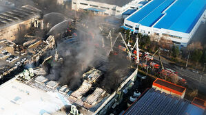 공장 안 200kg&hellip;"물 뿌리면 폭발" 진화 난항