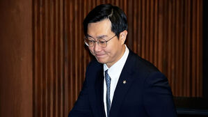 성추행 의혹 4달 만에 탈당&hellip;"의원직 박탈해야"