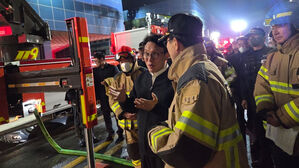 김 총리, 대전 화재현장 또 찾아 "실종자 수색 최선 다해달라"