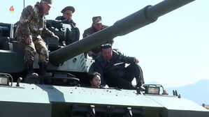 총 쏘고 탱크 모는 김주애&hellip;김정은 후계자 내정 시절 비교하니 [취재파일] 