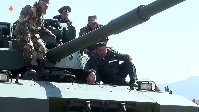 김정은, 신형탱크·드론 동원 공격훈련 지도. 김주애가 조종석에 앉아 있다.