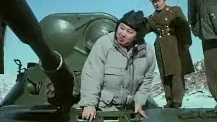 북한 기록영화 '백군의 선군혁명위업을 계승하시어' 중 한 장면. 김정은이 탱크 조종석에서 올라오고 있다.