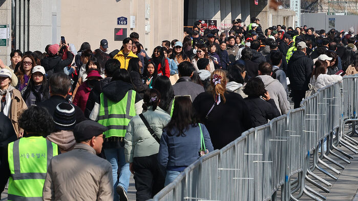 그룹 방탄소년단(BTS)이 정규 5집 '아리랑'(ARIRANG) 발매를 기념해 무료 공연 'BTS 컴백 라이브: 아리랑'을 여는 21일 서울 광화문 광장에서 '아미'(BTS 팬덤)들과 시민들이 길을 걷고 있다.