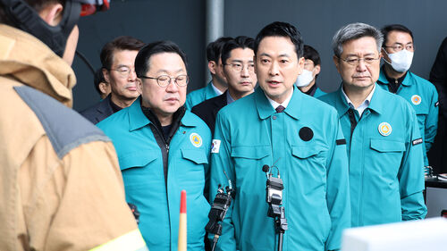 국민의힘 장동혁 대표가 21일 오전 대전 대덕구 자동차부품 제조 공장인 안전공업 화재 현장을 찾아 사고 현황을 확인하고 있다.