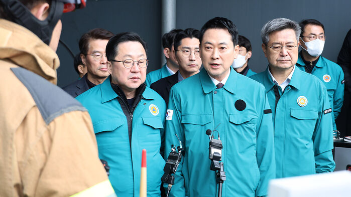 국민의힘 장동혁 대표가 21일 오전 대전 대덕구 자동차부품 제조 공장인 안전공업 화재 현장을 찾아 사고 현황을 확인하고 있다.