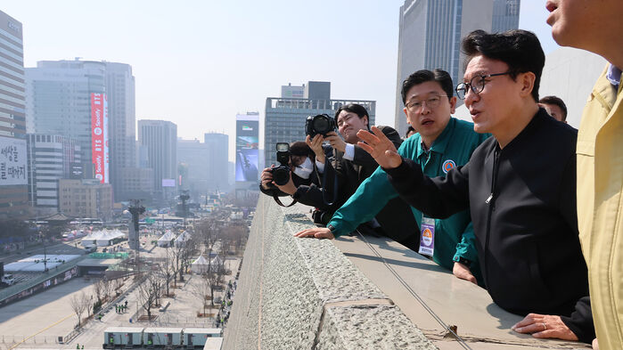 김민석 국무총리가 21일 서울 종로구 세종문화회관에 마련된 BTS 행사 지원 서울시 통합현장본부를 찾아 공연 안전관리 대책과 계획을 점검한 뒤 공연장을 살펴보고 있다. (사진=연합뉴스)