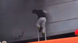 목 내밀고 "도와달라"&hellip;에어매트 없이 뛰어내린 생존자들