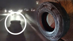 굴러온 타이어에 아수라장&hellip;7대 박살났는데 배상 '막막'