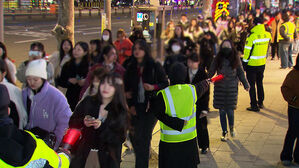 안전사고 없었다&hellip;"웅장한 귀환" 외신 호평