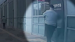 "도와주세요!" 역주행 결단한 경찰&hellip;아이 살렸다