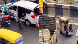 도로 한복판 지나가는 차량 노렸다&hellip;경찰차까지 날벼락
