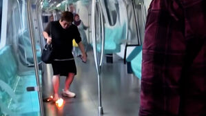 달리던 열차에서 '화르륵', 발로 퍽퍽&hellip;승객들 혼비백산