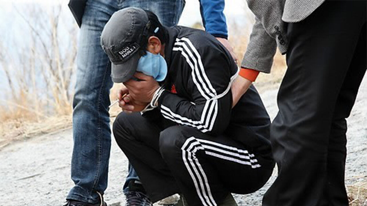 2011년 3월 28일 오후 울산 봉대산에서 산불 방화범 용의자가 방화 장면을 재연하고 있다.