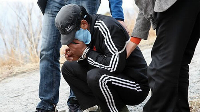 2011년 3월 28일 오후 울산 봉대산에서 산불 방화범 용의자가 방화 장면을 재연하고 있다.