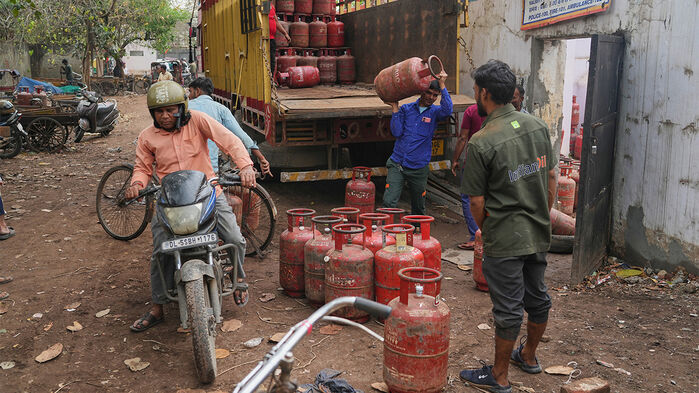 묘지에 400개 숨겼다&hellip;'전쟁 여파' 인도서 사재기 기승