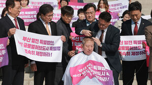 박형준 "부산서 얼굴 들고 다닐 수 없다" 삭발&hellip;부산특별법 촉구
