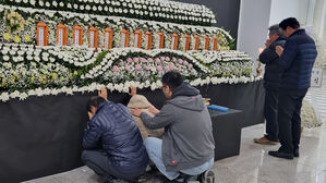 "네가 왜 여기 있니" 무너진 엄마&hellip;아들 이름 보고 오열