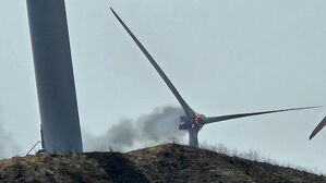 영덕 풍력발전기에서 불&hellip;헬기 등 동원해 진화 중
