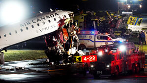 탑승객 무려 100여 명&hellip;여객기 착륙 중 소방차와 '쾅'