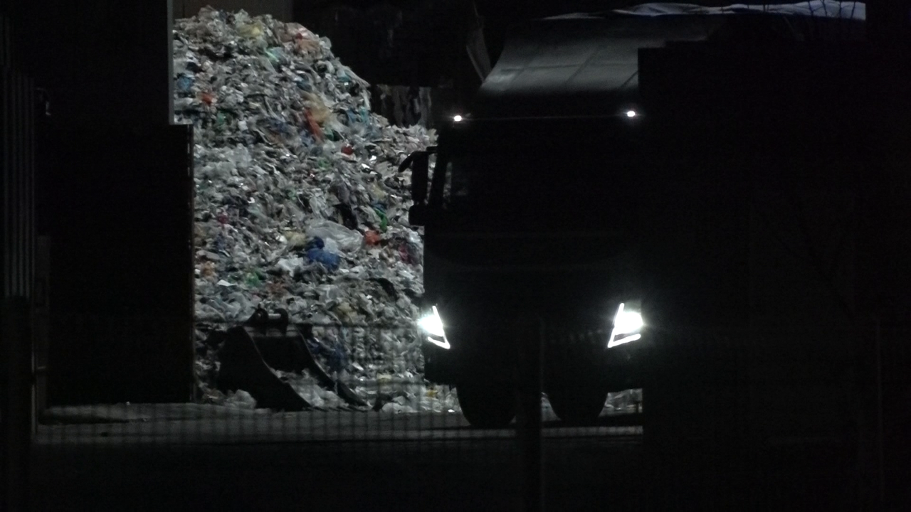 서울 금천구의 생활폐기물이 경기도 화성의 한 재활용업체로 옮겨진 모습