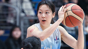 최하위의 반란&hellip;여자농구 신한은행, '우승 목전' KB에 고춧가루