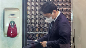 '재판 거래 의혹' 현직 부장판사 구속영장 기각&hellip;"소명 부족"