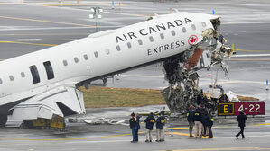 미 뉴욕 라과디아공항서 여객기&middot;소방차 충돌&hellip;조종사 2명 사망