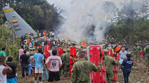 군 병력 태운 수송기 추락&hellip;8명 사망 &middot; 80여 명 부상