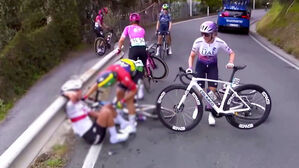 고꾸라져 와르르, 순식간에 추락&hellip;유명 대회 아찔 사고 