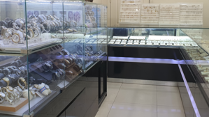 새벽에 망치로 꽝&hellip;김제 금은방서 귀금속 털어 달아난 남성 추적