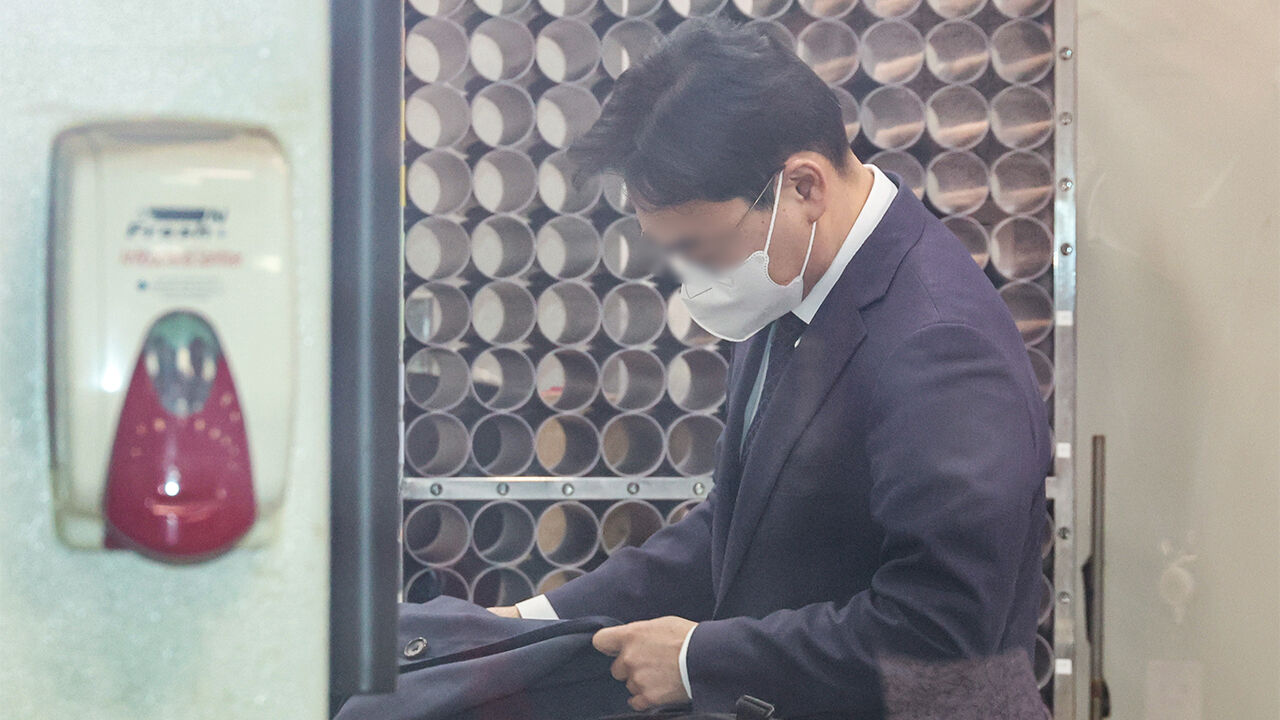 특정범죄 가중처벌법상 뇌물 수수 혐의를 받는 김모 부장판사가 23일 서울중앙지법에서 열린 구속 전 피의자심문(영장실질심사)에 출석하고 있다.