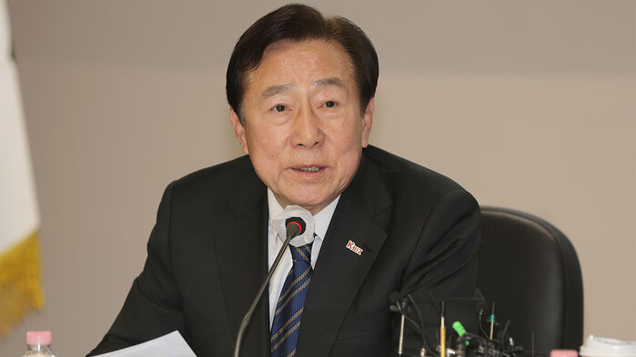 김기문 중소기업중앙회장이 24일 서울 여의도 중소기업중앙회에서 열린 중동 상황 대응을 위한 민주당-중소기업 간담회에서 인사말을 하고 있다.