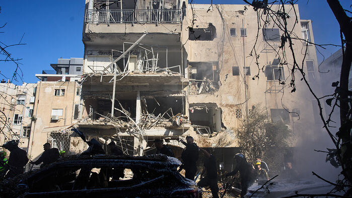 24일 이란 미사일 피해 지역을 확인하는 이스라엘 군인들