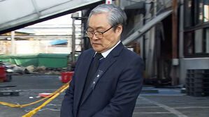 [단독] 분향소에선 눈물, 뒤에선 "유가족이고 XX이고"