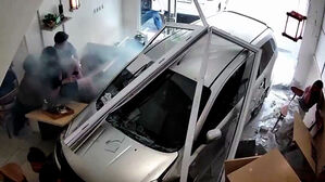 '쾅' 유리문 뚫고 돌진&hellip;순식간에 아수라장