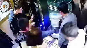 엘리베이터 타려는데 발길질&hellip;'쾅' 쓰러져 결국