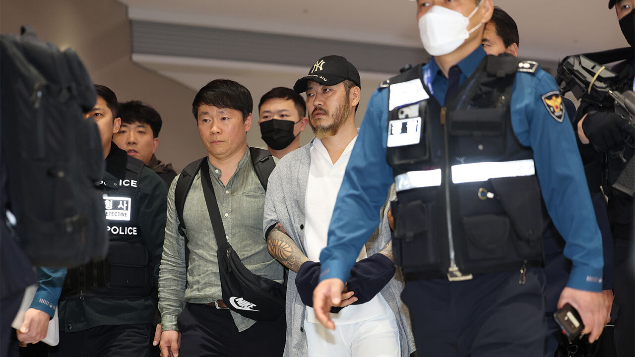 필리핀에서 교민 3명 살해, 탈옥, 국내 마약 유통 등을 일삼으며 '마약왕'으로 불리던 박왕열씨가 25일 인천국제공항을 통해 국내로 송환되고 있다.