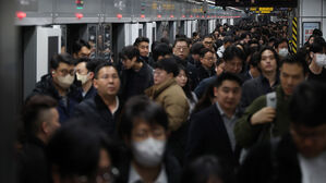 지하철 출퇴근 시간 승객 8%는 무임 혜택받는 어르신