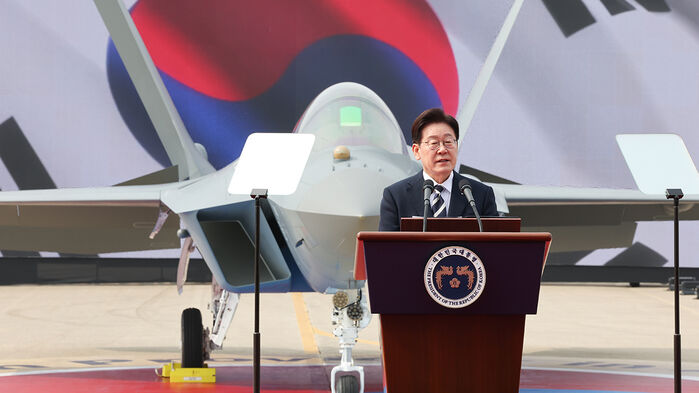 이 대통령 "KF-21 양산&hellip;자주국방 위용 떨치게 돼"