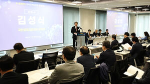 "공급망 위기 속 반도체&middot;조선 등 '대체 불가능' 위치 선점해야"