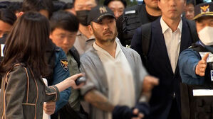 압송된 '마약왕' 박왕열&hellip;"감옥서도 마약 유통"