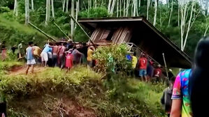 집이 통째로 '쿵'&hellip;사람들 위로 떨어져 봉변