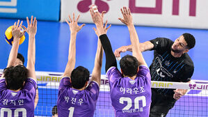 '원정 불패' 박철우의 우리카드, 안방 강세 현대캐피탈과 PO격돌