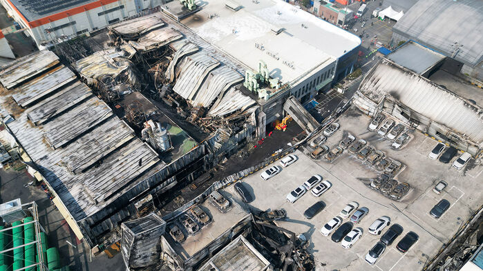 대형 화재가 발생한 대전 대덕구 안전공업 외관을 지난 21일 오전 하늘에서 바라본 모습 (사진=연합뉴스)