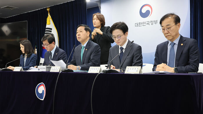 구윤철 부총리 겸 재정경제부 장관이 26일 서울 종로구 정부서울청사에서 열린 비상경제 점검회의 관련 관계부처 합동브리핑에서 중동 전쟁에 따른 비상경제 대응방안을 발표하고 있다.