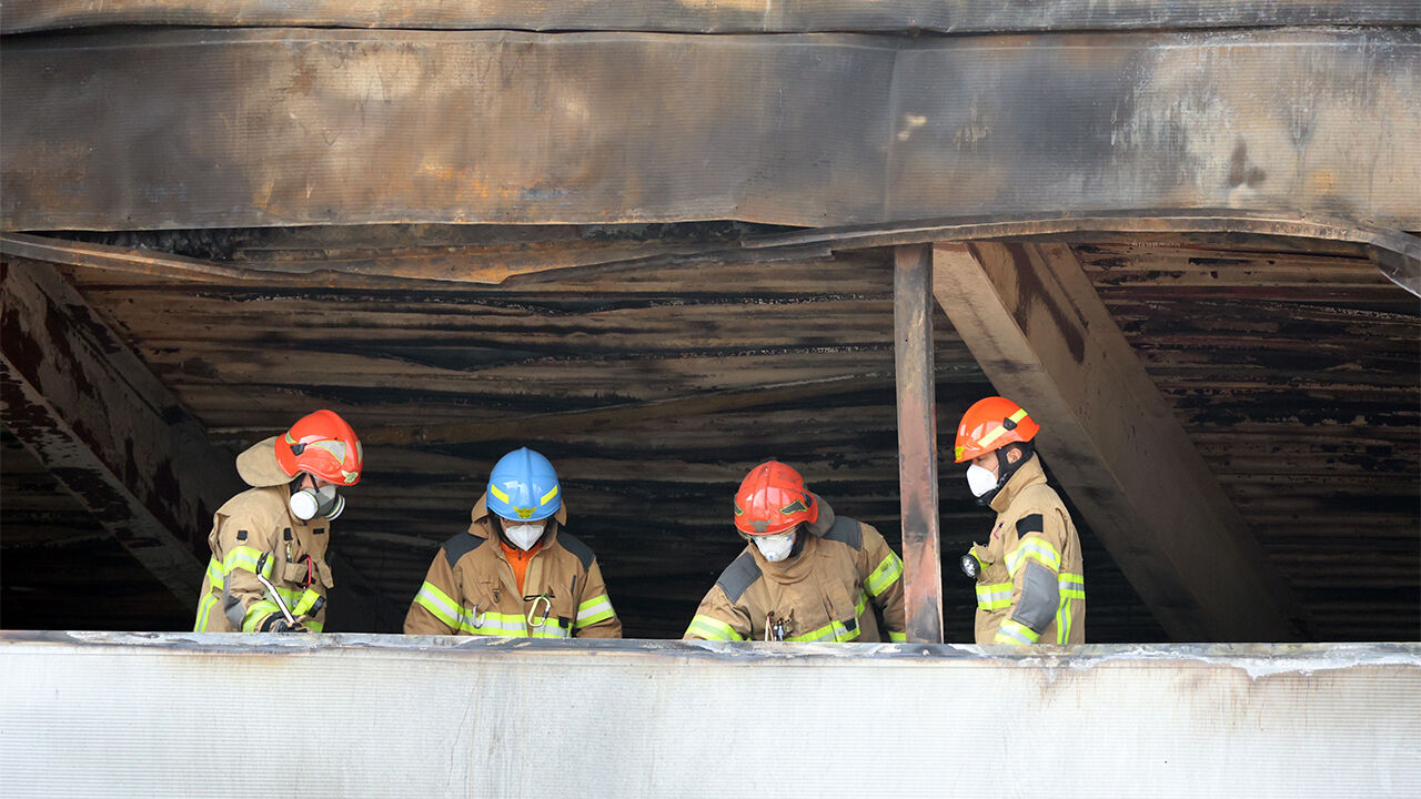 24일 대전 대덕구 소재 자동차 부품 제조업체인 안전공업 주식회사 화재 합동 감식에 나선 소방 당국 관계자들이 무허가 불법 증축으로 확인된 공장 내부에 진입해 현장을 살피고 있다. (사진=연합뉴스)