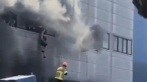 "불이야" 가벽 걷어차도 안 뚫렸다&hellip;결국 창밖으로 추락