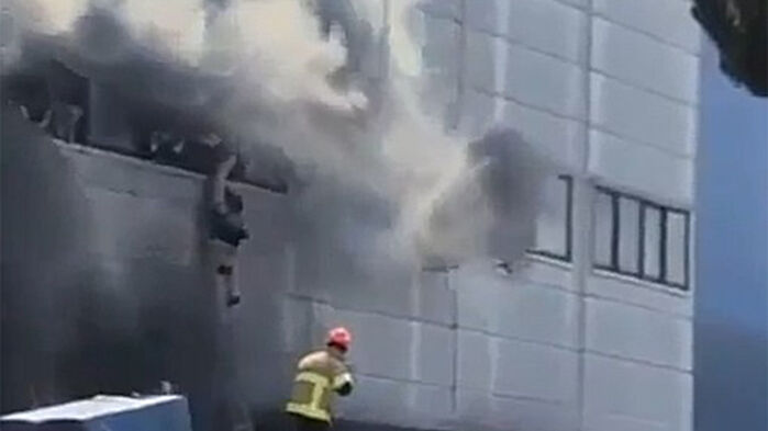 20일 불이 난 대전 자동차부품 제조공장 건물 외벽에 미처 대피하지 못한 근로자들이 매달려 있다. (사진=연합뉴스)